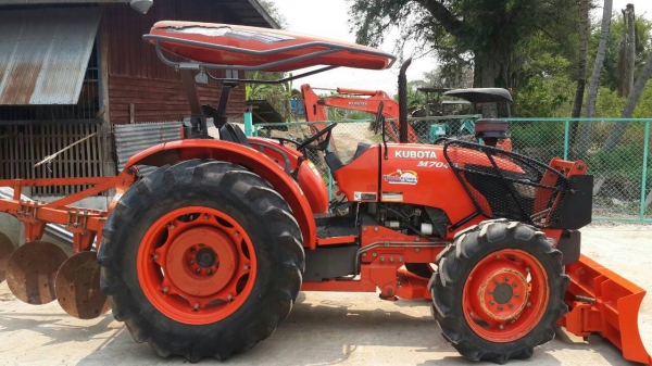 ขายรถไถ KUBOTA M 7040 สภาพดีสวยเดิมๆพร้อมใช้งาน อุปกรณ์ครบ 3 ชิ้นมีพร้อมดันหน้า ผานพรวนและ โรตารี่