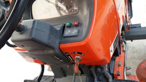 ขายรถไถ KUBOTA M 7040 สภาพดีสวยเดิมๆพร้อมใช้งาน อุปกรณ์ครบ 3 ชิ้นมีพร้อมดันหน้า ผานพรวนและ โรตารี่