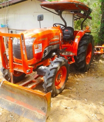 KUBOTA L4708 SP - 2 เพลา ปี 57 สวยจัดทั้งคัน ใช้งาน 90 ชม. อุปกรณ์ครบ 3 ชิ้น โรตารี่ ใบดันหน้า ผานพรวนดิน 6 เครื่องแน่นแรงดีสุดๆครับ ระบบเกียร์ใช้งานได้ดีเดิมๆไม่มีปัญหา ช่วงล่างแน่น ยางสภาพดี 80\% พร้อมใช้งาน ราคาต่อรองเงินดาวน์ได้ครับ