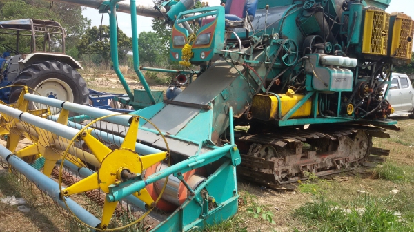 ขายรถเกี่ยวข้าวสุรชัยการช่างอุ้ม450000บาทด่วน