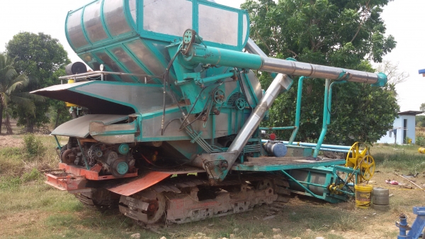 ขายรถเกี่ยวข้าวสุรชัยการช่างอุ้ม450000บาทด่วน