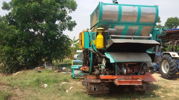 ขายรถเกี่ยวข้าวสุรชัยการช่างอุ้ม450000บาทด่วน