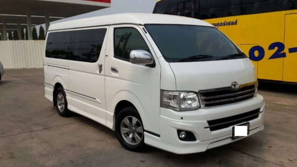 TOYOTA VENTURY 2.7  AUTO ปี2011