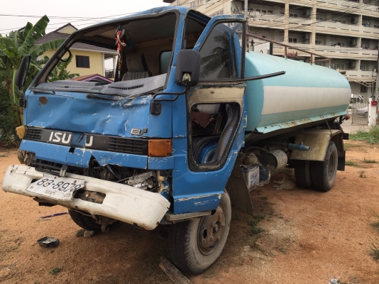 รถน้ำ 6 ล้อ. Isuzu.