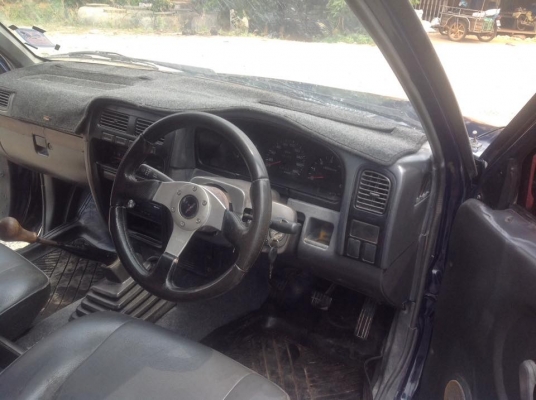 ขายนิสสันบิ๊กเอ็มปี 99 จอโค้ง เครื่อง 2500 ซีซี ฝาแดงเดิม พวงมาลัยเพาเวอร์โรงงาน สภาพสวยบาง