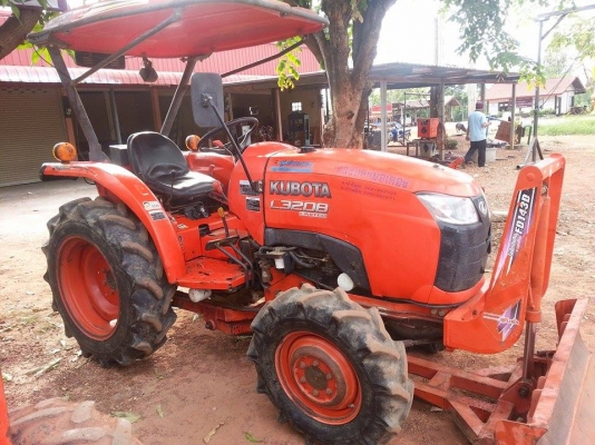 เพชรรุ่งเรืองแทรกเตอร์ ขาย L3208limitet พร้อมผานพรวน รถสวยเดิมๆทั้งคัน จัดส่งทั่วประเทศครับ