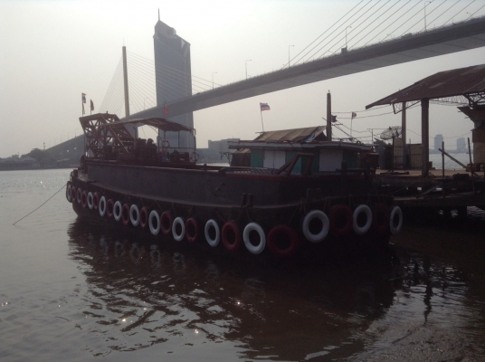 เรือบรรทุกพร้อมติดตั้งเครนเพื่อยกของ( 30 ตัน) ยาว 21.80 เมตร  กว้าง. 5.85 เมตร