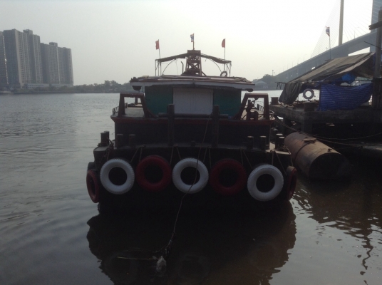 เรือบรรทุกพร้อมติดตั้งเครนเพื่อยกของ( 30 ตัน) ยาว 21.80 เมตร  กว้าง. 5.85 เมตร