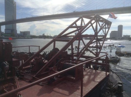 เรือบรรทุกพร้อมติดตั้งเครนเพื่อยกของ( 30 ตัน) ยาว 21.80 เมตร  กว้าง. 5.85 เมตร