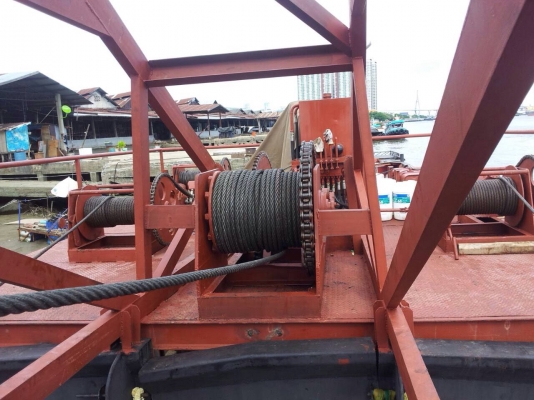 เรือบรรทุกพร้อมติดตั้งเครนเพื่อยกของ( 30 ตัน) ยาว 21.80 เมตร  กว้าง. 5.85 เมตร