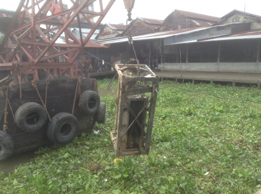 เรือบรรทุกพร้อมติดตั้งเครนเพื่อยกของ( 30 ตัน) ยาว 21.80 เมตร  กว้าง. 5.85 เมตร