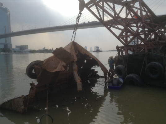 เรือบรรทุกพร้อมติดตั้งเครนเพื่อยกของ( 30 ตัน) ยาว 21.80 เมตร  กว้าง. 5.85 เมตร