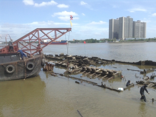 เรือบรรทุกพร้อมติดตั้งเครนเพื่อยกของ( 30 ตัน) ยาว 21.80 เมตร  กว้าง. 5.85 เมตร