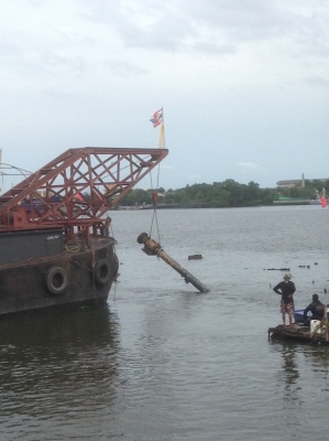 เรือบรรทุกพร้อมติดตั้งเครนเพื่อยกของ( 30 ตัน) ยาว 21.80 เมตร  กว้าง. 5.85 เมตร