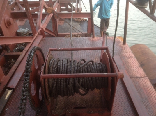 เรือบรรทุกพร้อมติดตั้งเครนเพื่อยกของ( 30 ตัน) ยาว 21.80 เมตร  กว้าง. 5.85 เมตร