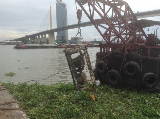 เรือบรรทุกพร้อมติดตั้งเครนเพื่อยกของ( 30 ตัน) ยาว 21.80 เมตร  กว้าง. 5.85 เมตร