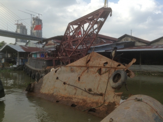 เรือบรรทุกพร้อมติดตั้งเครนเพื่อยกของ( 30 ตัน) ยาว 21.80 เมตร  กว้าง. 5.85 เมตร