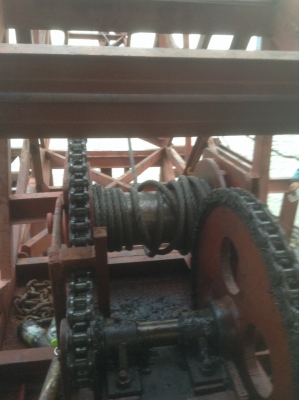 เรือบรรทุกพร้อมติดตั้งเครนเพื่อยกของ( 30 ตัน) ยาว 21.80 เมตร  กว้าง. 5.85 เมตร