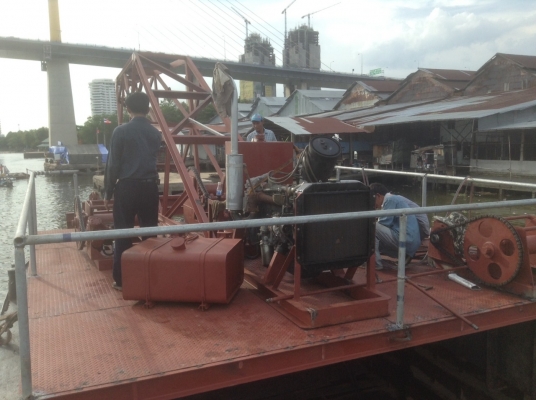 เรือบรรทุกพร้อมติดตั้งเครนเพื่อยกของ( 30 ตัน) ยาว 21.80 เมตร  กว้าง. 5.85 เมตร