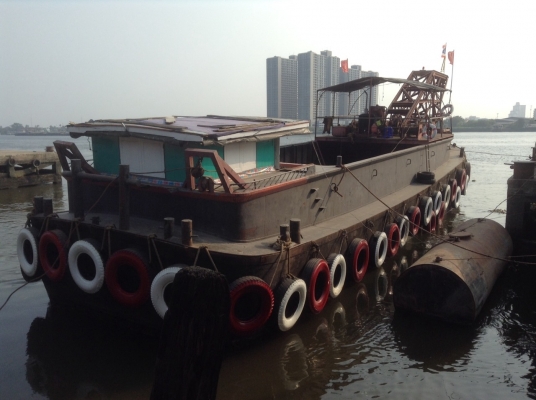 เรือบรรทุกพร้อมติดตั้งเครนเพื่อยกของ( 30 ตัน) ยาว 21.80 เมตร  กว้าง. 5.85 เมตร