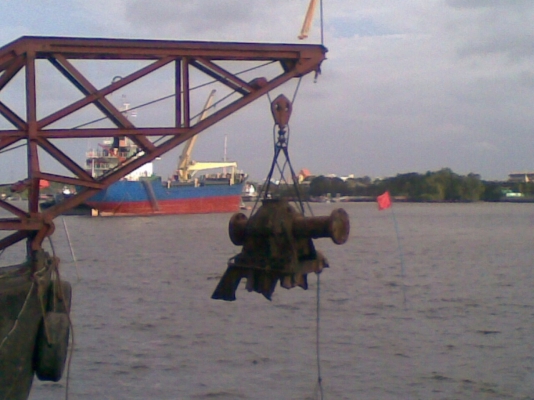 เรือบรรทุกพร้อมติดตั้งเครนเพื่อยกของ( 30 ตัน) ยาว 21.80 เมตร  กว้าง. 5.85 เมตร