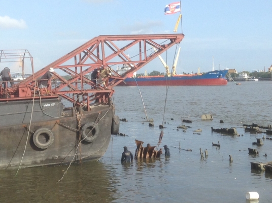 เรือบรรทุกพร้อมติดตั้งเครนเพื่อยกของ( 30 ตัน) ยาว 21.80 เมตร  กว้าง. 5.85 เมตร