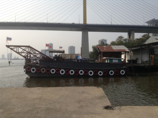 เรือบรรทุกพร้อมติดตั้งเครนเพื่อยกของ( 30 ตัน) ยาว 21.80 เมตร  กว้าง. 5.85 เมตร