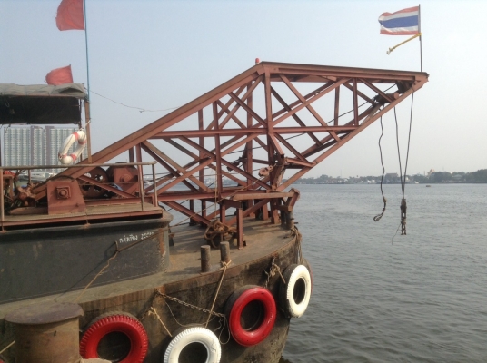 เรือบรรทุกพร้อมติดตั้งเครนเพื่อยกของ( 30 ตัน) ยาว 21.80 เมตร  กว้าง. 5.85 เมตร