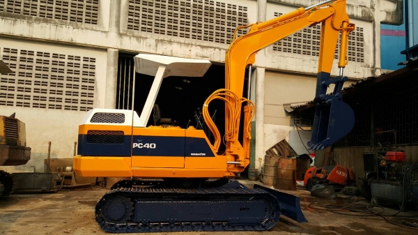 ขาย รถขุด KOMATSU รุ่น PC40-3- มือสองญี่ปุ่น แทร็กเหล็ก สลักแน่นทั้งคัน อะไหล่หาง่าย สนใจ ติดต่อ มือถือ/LINE ID :0818753444