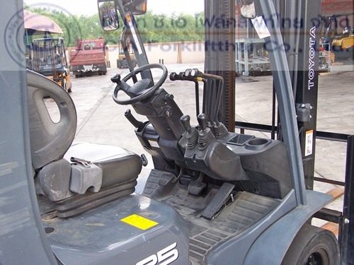 ขายรถ โฟล์คลิฟท์ TOYOTA รุ่น 8-FD25 ใช้งานมาเพียง 2000 ชม