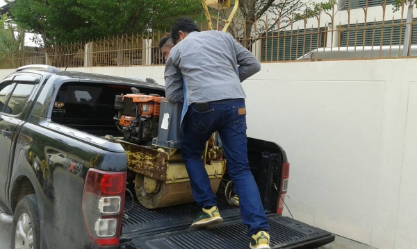 ช่วยกันดันรถบดดินไปกาฬสินคร๊าบ จัดส่งเรียบร้อยนะครับ