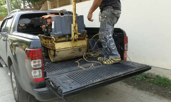 ช่วยกันดันรถบดดินไปกาฬสินคร๊าบ จัดส่งเรียบร้อยนะครับ