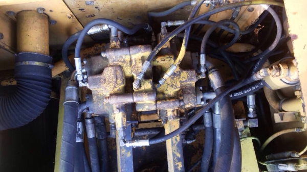 KATO HD-700 ไฟฟ้าครบ หน้าจอเต็ม แอร์เย็น รถบอดี้สวยเดิมดีมากครับพร้อมทำงานได้เลย เครื่องยนต์เดิมๆปั๊มเดิมทำงานเร็วไม่มีโหลด ภายในเก๋งสะอาดใส คอนโทรลสั้น ทำงานคล่องเร็วดี ภายนอกบูมอาร์มสวยๆไม่มีปะไม่มีดาม ช่วงล่างเต็มดีประมาณ 75\% พร้อมใช้งาน เอกสารสัญญ