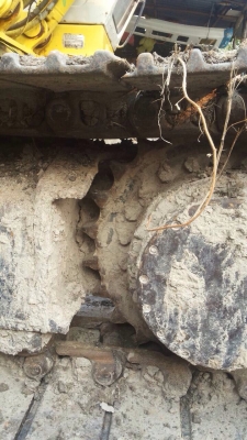 KATO HD-700 ไฟฟ้าครบ หน้าจอเต็ม แอร์เย็น รถบอดี้สวยเดิมดีมากครับพร้อมทำงานได้เลย เครื่องยนต์เดิมๆปั๊มเดิมทำงานเร็วไม่มีโหลด ภายในเก๋งสะอาดใส คอนโทรลสั้น ทำงานคล่องเร็วดี ภายนอกบูมอาร์มสวยๆไม่มีปะไม่มีดาม ช่วงล่างเต็มดีประมาณ 75\% พร้อมใช้งาน เอกสารสัญญ