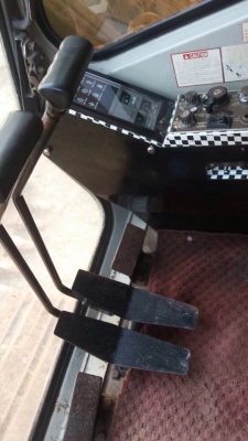 KATO HD-700 ไฟฟ้าครบ หน้าจอเต็ม แอร์เย็น รถบอดี้สวยเดิมดีมากครับพร้อมทำงานได้เลย เครื่องยนต์เดิมๆปั๊มเดิมทำงานเร็วไม่มีโหลด ภายในเก๋งสะอาดใส คอนโทรลสั้น ทำงานคล่องเร็วดี ภายนอกบูมอาร์มสวยๆไม่มีปะไม่มีดาม ช่วงล่างเต็มดีประมาณ 75\% พร้อมใช้งาน เอกสารสัญญ