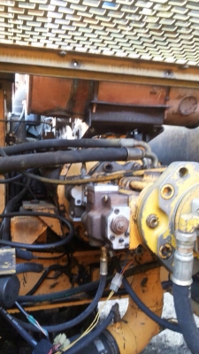 KATO HD-700 ไฟฟ้าครบ หน้าจอเต็ม แอร์เย็น รถบอดี้สวยเดิมดีมากครับพร้อมทำงานได้เลย เครื่องยนต์เดิมๆปั๊มเดิมทำงานเร็วไม่มีโหลด ภายในเก๋งสะอาดใส คอนโทรลสั้น ทำงานคล่องเร็วดี ภายนอกบูมอาร์มสวยๆไม่มีปะไม่มีดาม ช่วงล่างเต็มดีประมาณ 75\% พร้อมใช้งาน เอกสารสัญญ