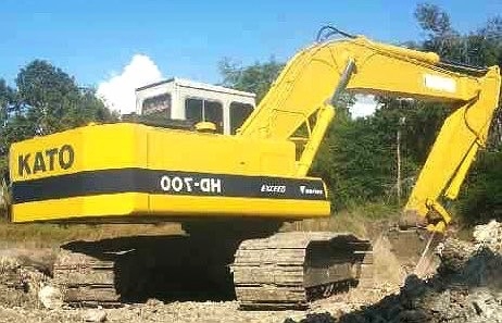 KATO HD-700 ไฟฟ้าครบ หน้าจอเต็ม แอร์เย็น รถบอดี้สวยเดิมดีมากครับพร้อมทำงานได้เลย เครื่องยนต์เดิมๆปั๊มเดิมทำงานเร็วไม่มีโหลด ภายในเก๋งสะอาดใส คอนโทรลสั้น ทำงานคล่องเร็วดี ภายนอกบูมอาร์มสวยๆไม่มีปะไม่มีดาม ช่วงล่างเต็มดีประมาณ 75\% พร้อมใช้งาน เอกสารสัญญ