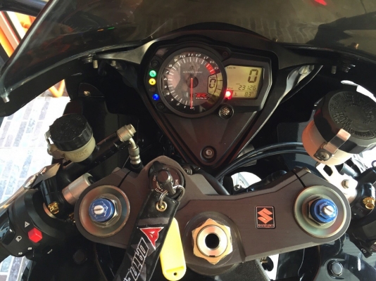 ธารนนทบุรี//ขาย SUZUKI GSX R1000 K 7 สวยแรงครับ ระบบเครื่อง ระบบไฟสมบูรณ์สุดๆครับ อัดตราเร่งมีมากๆท๊อกมาตามมือครับ เอกสารอินวอยท์+สรรพสามิตแท้ ราคา 289,000 บาท