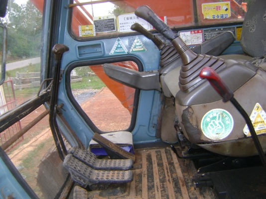 HITACHI  EX200 รุ่น 3  เอกสาร อินวอยท์  ราคา  870,000  บาท