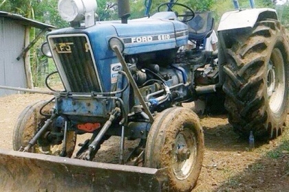 FORD 77 - T3 เพลาเดียว อุปกรณ์พร้อม มีใบดันหน้า ผานพรวน 6 สภาพดีพร้อมใช้งานได้เลยครับ เครื่องยนต์แรงดีกำลังไม่ตกครับ ระบบเกียร์เดินหน้าถอยหลังไม่มีปัญหาเลยครับ ระบบไฮดรอลิกส์ไม่แตกไม่เยิ้ม ช่วงล่างแน่นดี ยางสภาพดี 4 เส้นหน้าหลังประมาณ 70\% พร้อมใช้งาน เอกส