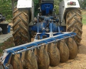 FORD 77 - T3 เพลาเดียว อุปกรณ์พร้อม มีใบดันหน้า ผานพรวน 6 สภาพดีพร้อมใช้งานได้เลยครับ เครื่องยนต์แรงดีกำลังไม่ตกครับ ระบบเกียร์เดินหน้าถอยหลังไม่มีปัญหาเลยครับ ระบบไฮดรอลิกส์ไม่แตกไม่เยิ้ม ช่วงล่างแน่นดี ยางสภาพดี 4 เส้นหน้าหลังประมาณ 70\% พร้อมใช้งาน เอกส