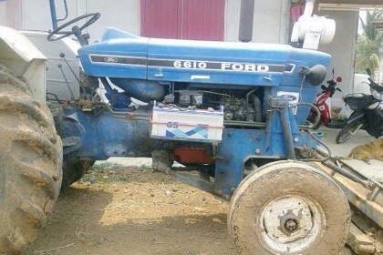 FORD 77 - T3 เพลาเดียว อุปกรณ์พร้อม มีใบดันหน้า ผานพรวน 6 สภาพดีพร้อมใช้งานได้เลยครับ เครื่องยนต์แรงดีกำลังไม่ตกครับ ระบบเกียร์เดินหน้าถอยหลังไม่มีปัญหาเลยครับ ระบบไฮดรอลิกส์ไม่แตกไม่เยิ้ม ช่วงล่างแน่นดี ยางสภาพดี 4 เส้นหน้าหลังประมาณ 70\% พร้อมใช้งาน เอกส