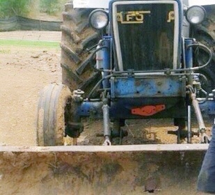 FORD 77 - T3 เพลาเดียว อุปกรณ์พร้อม มีใบดันหน้า ผานพรวน 6 สภาพดีพร้อมใช้งานได้เลยครับ เครื่องยนต์แรงดีกำลังไม่ตกครับ ระบบเกียร์เดินหน้าถอยหลังไม่มีปัญหาเลยครับ ระบบไฮดรอลิกส์ไม่แตกไม่เยิ้ม ช่วงล่างแน่นดี ยางสภาพดี 4 เส้นหน้าหลังประมาณ 70\% พร้อมใช้งาน เอกส