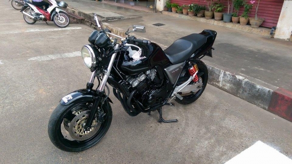 ขายคับ HONDA CB400 ปี93 SUPER BLACK สีสวย ท่อแต่ง กระจกแต่ง แฮนด์บาร์ ไฟเลี้ยวLED อินวอยส์ สรรพสามิตร สวยๆ คับ ราคา 59500 บาท ส่งได้ทั่วไทยคับ สนใจติดต่อ 081-0578282 FACEBOOK POP BIGBIKE SAKONNAKHON ไอดีไลน์ POPBIGBIKESAKON คับ สนใจรถสวย ถูก ดี ต้อง POP B