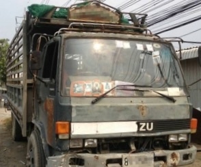 ISUZU ROCKY 165 HP 6BD1 รถบรรทุกหกล้อ กระบะคอกเหล็กความยาว 6.50 เมตรสภาพดีมากครับพร้อมบรรทุกได้เลย เครื่องยนต์ 165 แรงเครื่องแรงดีมากครับยังไม่ลงเล่มมีใบคุมให้ครับ หัวเก๋งไม่ผุภายในคอนโซลครบ พวงมาลัยเพาเวอร์ ระบบเบรคทริ๊ปฟี้ ช่วงล่างใหญ่คัชซีของรถบรรทุก