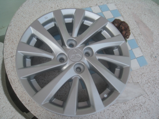 ขายล้อแม็ก Mitsu attrage 15"x5.5" et38 4รู100 สนใจติดต่อเล็กคลองสามครับ 081-3747940