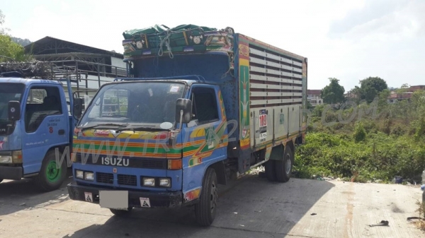 รถบรรทุก 6 ล้อดัมพ์ รุ่นNKR ยี่ห้อ ISUZU ปีจดทะเบียน 2542  110 แรงม้า