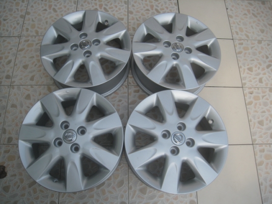 ขายล้อแม็ก Nissan march 15"x5.5" et50 4รู100 สนใจติดต่อเล็กคลองสามครับ 081-3747940