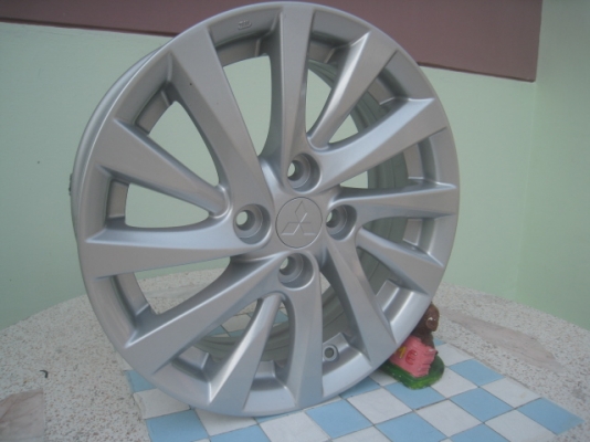 ขายล้อแม็ก Mitsu attrage 15"x5.5" et38 4รู100   สนใจติดต่อเล็กคลองสามครับ 081-3747940
