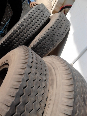 9.00-20 BRIDGE STONE พร้อมยางใน และยางรอง ( มี 4 เส้น ) Tel.081-427-3941 9.00-20 BRIDGE STONE พร้อมยางใน และยางรอง ( มี 4 เส้น ) Tel.081-427-3941